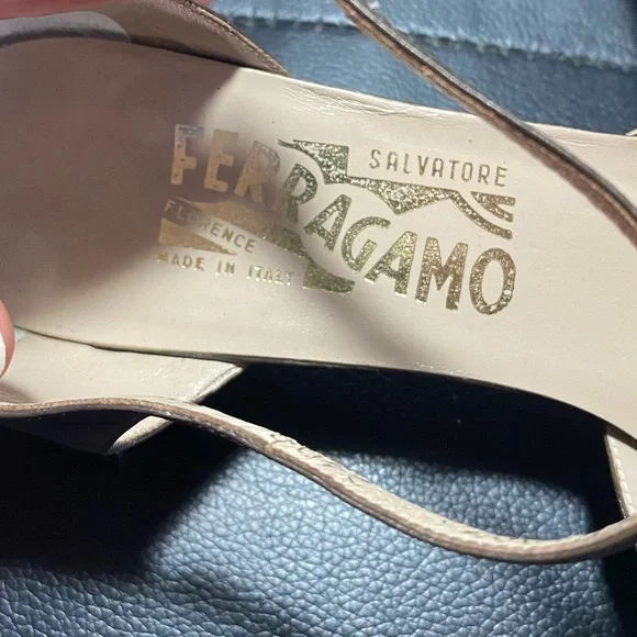 Vintage Salvatore Ferragamo T-Strap Taupe Leather Kitten Heels Size 8 1/2 AA - Picture 8 of 9